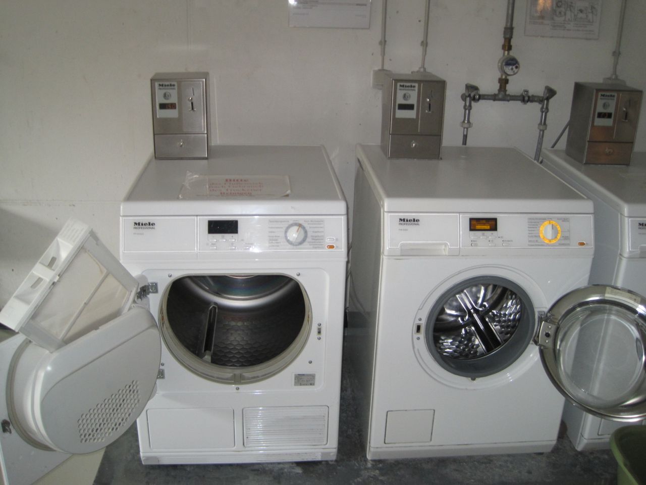 Waschküche mit Münzautomaten