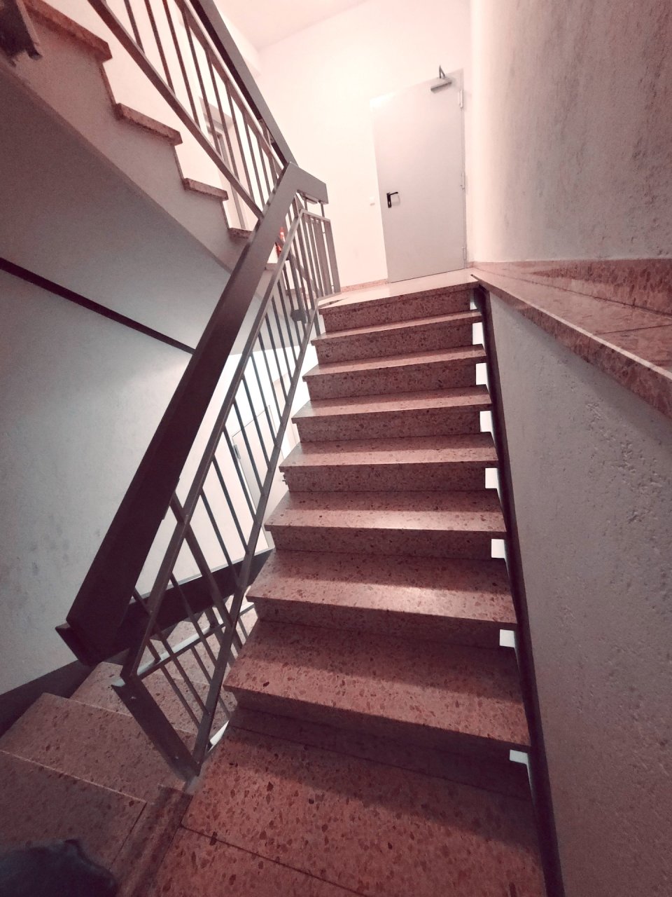 Treppenaufgang zum HP und Lift