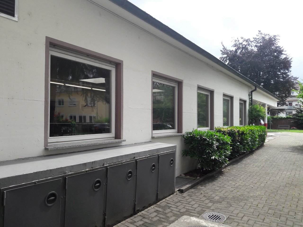 Fensterfront i. Hofareal