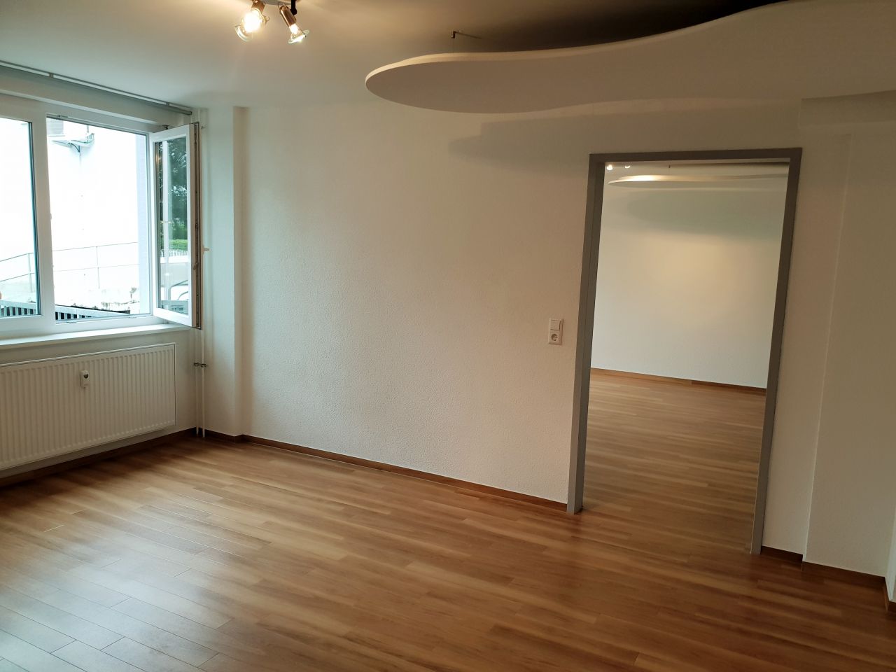 Praxis 1 mit Durchgangstür zu Praxis 2 Praxis 1 mit Durchgangstür zu Praxis 2