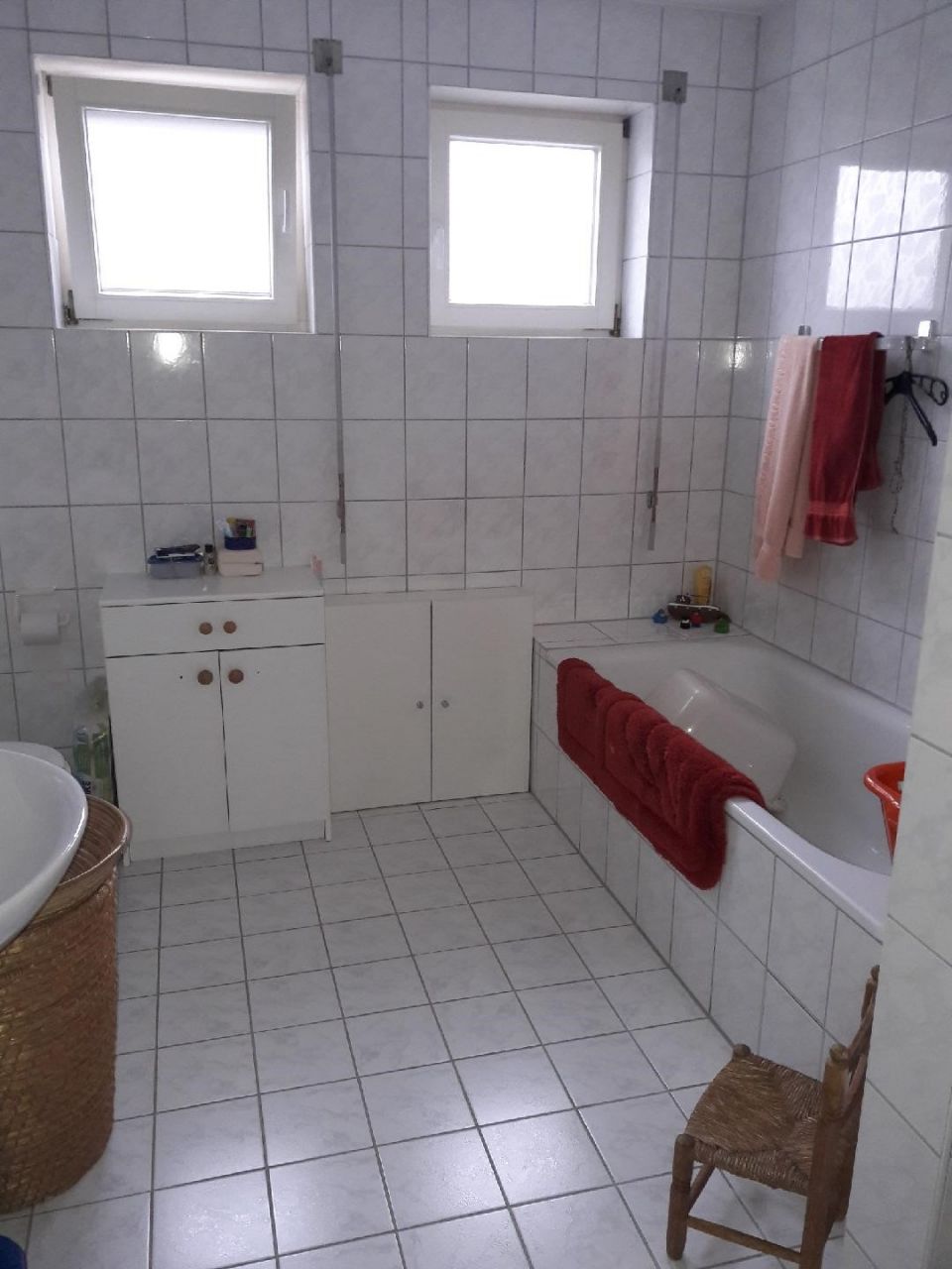 großes Bad mit Wanne und Dusche großes Bad mit Wanne und Dusche