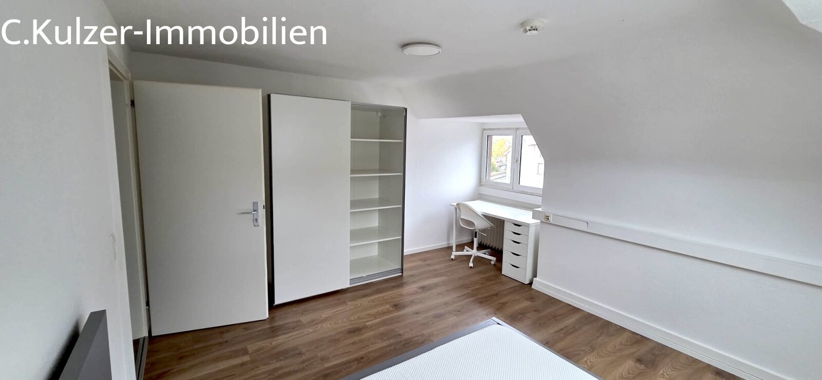 Möbliertes WG-Zimmer - 18,4 m2 in großer DG-Wohnung, nur an Einzelperson - zentrale Lage - Bahnhofsnähe Stadt Lörrach Möbliertes WG-Zimmer - 18,4 m2 in großer DG-Wohnung, nur an Einzelperson - zentrale Lage - Bahnhofsnähe Stadt Lörrach