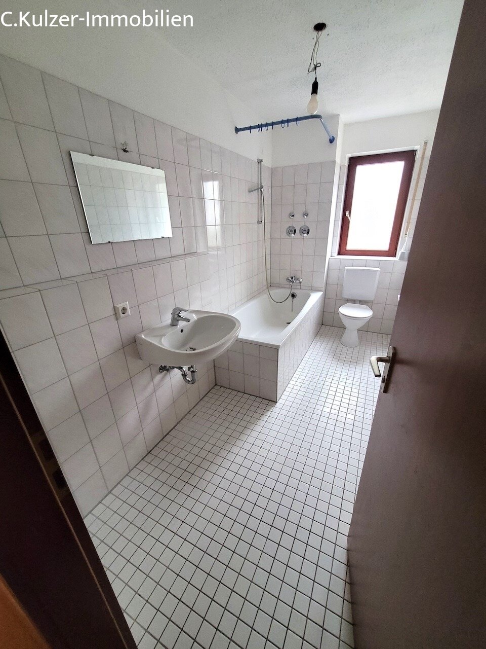 Geräumiges Badezimmer mit großem Fenster Geräumiges Badezimmer mit großem Fenster