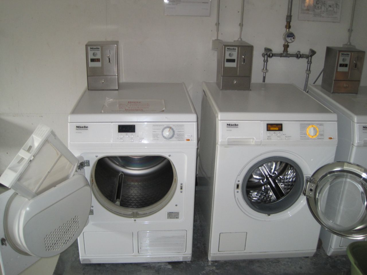 Waschküche mit Münzautomaten Waschküche mit Münzautomaten