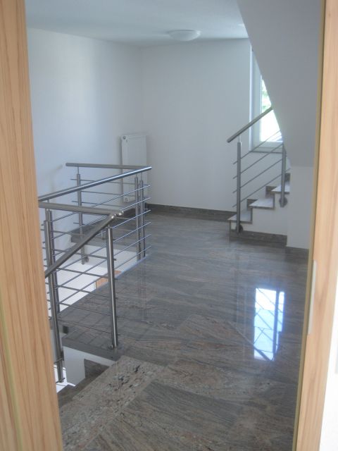 Treppenhaus mit Granitboden