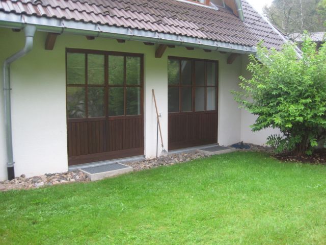 Fensterfront mit Blick in den Garten