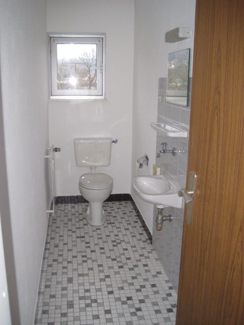 WC mit Fenster getrennt vom Bad